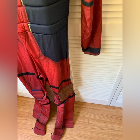 DEADPOOL AND WOLVERINE COSTUME BY SPIRIT HALLOWEEN - Picture 7 of 9